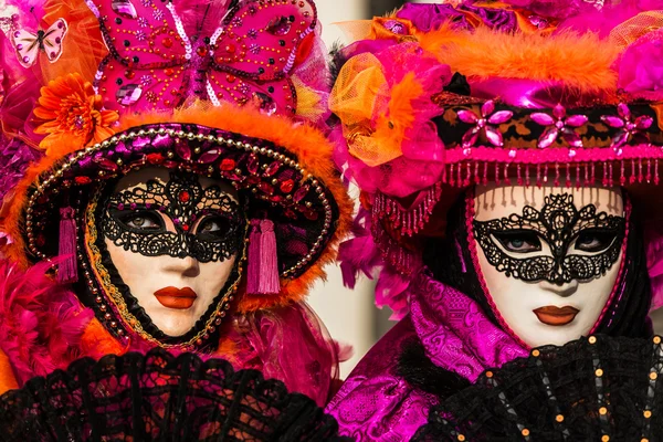 威尼斯-2016 年 2 月 6 日 ︰ 色彩缤纷嘉年华面具穿过威尼斯的街道 — 图库照片