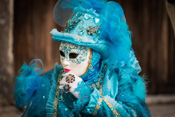 Veneza - 6 de fevereiro de 2016: máscara de carnaval colorida pelas ruas de Veneza — Fotografia de Stock