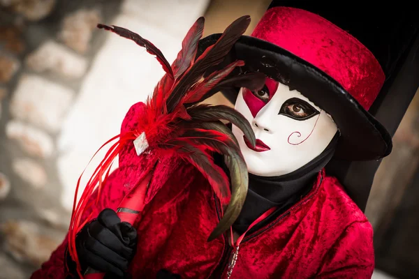 Venedig - 6 februari 2016: Färgglada Carnival mask genom gatorna i Venedig — Stockfoto
