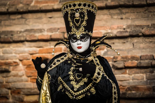 Venise - 6 février 2016 : Masque de carnaval coloré dans les rues de Venise — Photo