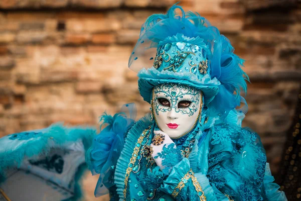 Wenecja - 6 lutego 2016: Kolorowe karnawałowe maski uliczkami Wenecji — Zdjęcie stockowe