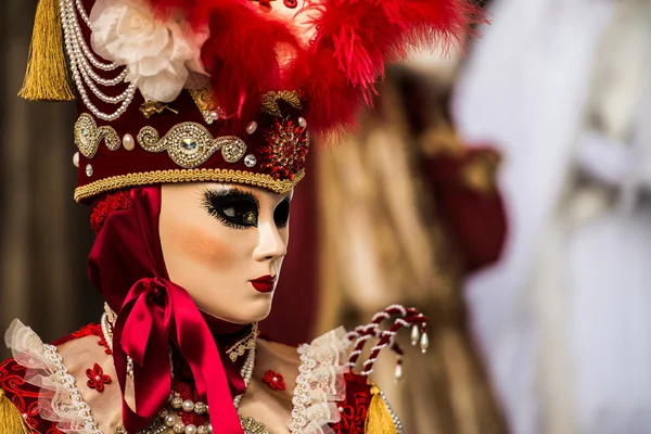 Venetië - 6 februari 2016: Kleurrijke carnaval masker door de straten van Venetië — Stockfoto