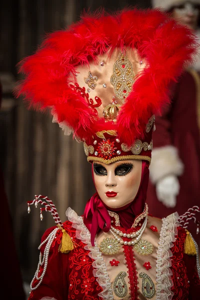 Венеция - 6 февраля 2016 г.: красочная карнавальная маска по улицам Венеции — стоковое фото