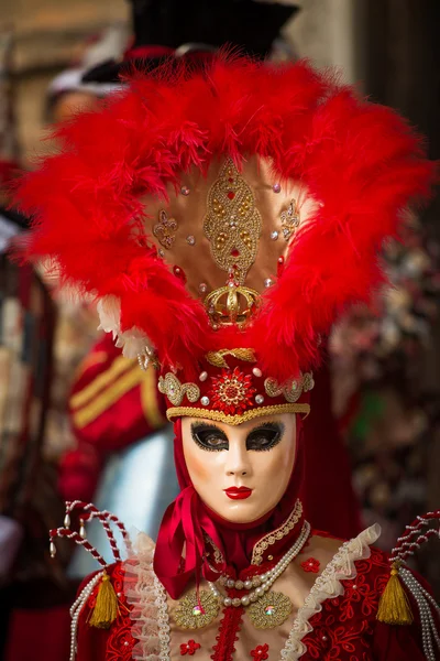 Veneza - 6 de fevereiro de 2016: máscara de carnaval colorida pelas ruas de Veneza — Fotografia de Stock