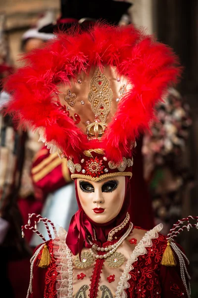 Venedik - 6 Şubat 2016: Renkli karnaval maskesi Venedik sokaklarında — Stok fotoğraf
