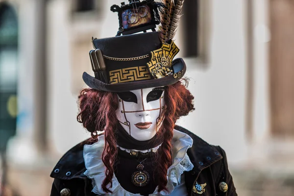 Venedik - 6 Şubat 2016: Renkli karnaval maskesi Venedik sokaklarında