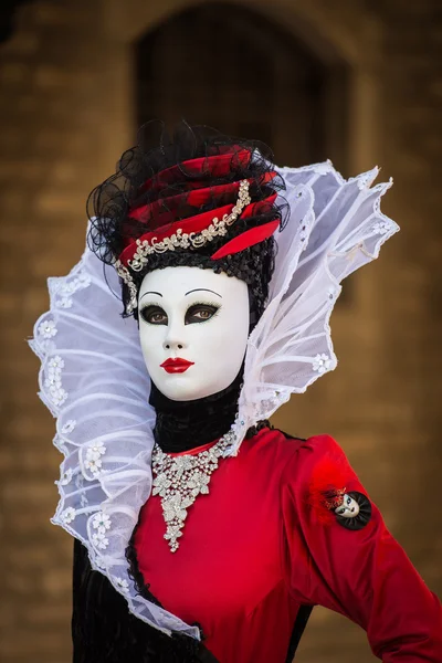 Veneza - 6 de fevereiro de 2016: máscara de carnaval colorida pelas ruas de Veneza — Fotografia de Stock