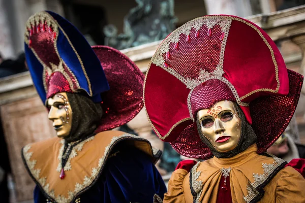 Veneza - 6 de fevereiro de 2016: máscara de carnaval colorida pelas ruas de Veneza — Fotografia de Stock