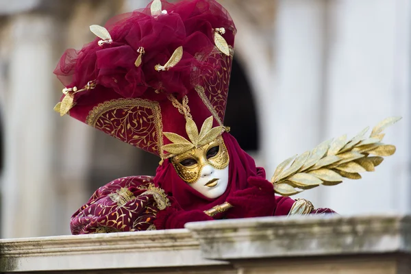 Venezia - 6 febbraio 2016: Colorata maschera di carnevale per le vie di Venezia — Foto Stock