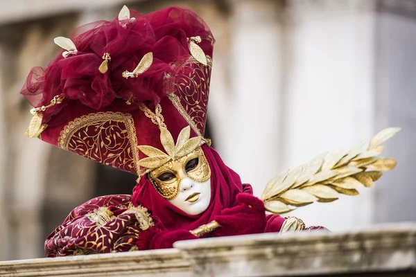 Veneza - 6 de fevereiro de 2016: máscara de carnaval colorida pelas ruas de Veneza — Fotografia de Stock