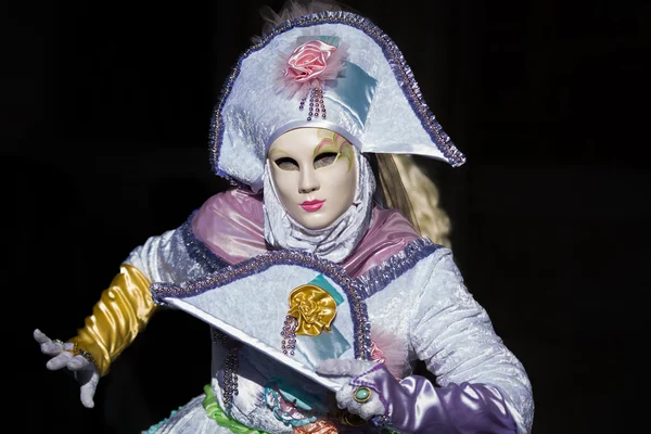 Venecia - 6 de febrero de 2016: Colorida máscara de carnaval por las calles de Venecia —  Fotos de Stock