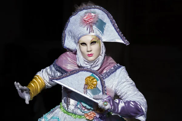 Venecia - 6 de febrero de 2016: Colorida máscara de carnaval por las calles de Venecia — Foto de Stock