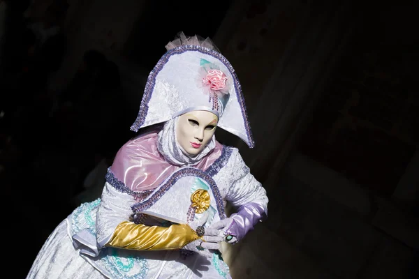 Venecia - 6 de febrero de 2016: Colorida máscara de carnaval por las calles de Venecia —  Fotos de Stock