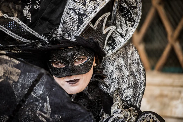 Veneza - 6 de fevereiro de 2016: máscara de carnaval colorida pelas ruas de Veneza — Fotografia de Stock