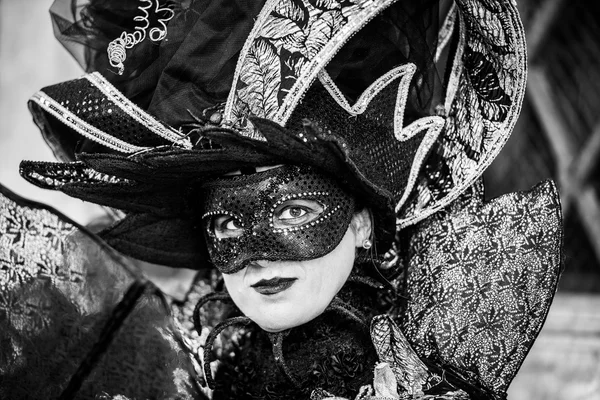 Veneza - 6 de fevereiro de 2016: Máscara de carnaval pelas ruas de Veneza — Fotografia de Stock