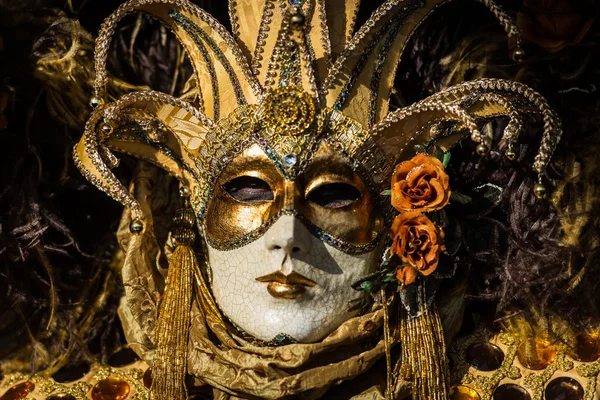 Venedig - 6 februari 2016: Färgglada Carnival mask genom gatorna i Venedig — Stockfoto