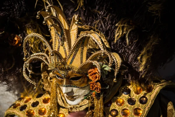 Venedik - 6 Şubat 2016: Renkli karnaval maskesi Venedik sokaklarında