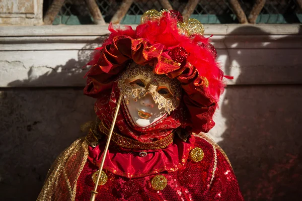 Veneza - 6 de fevereiro de 2016: máscara de carnaval colorida pelas ruas de Veneza — Fotografia de Stock