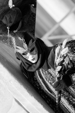 Venedik - 6 Şubat 2016: Karnaval maskesi Venedik sokaklarında