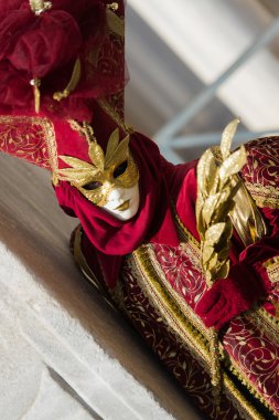 Venedik - 6 Şubat 2016: Renkli karnaval maskesi Venedik sokaklarında