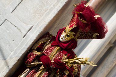 Venedik - 6 Şubat 2016: Renkli karnaval maskesi Venedik sokaklarında