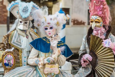 Venedik - 6 Şubat 2016: Renkli karnaval maskesi Venedik sokaklarında