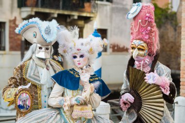 Venedik - 6 Şubat 2016: Renkli karnaval maskesi Venedik sokaklarında