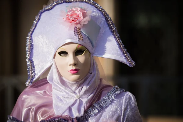 Venecia - 6 de febrero de 2016: Colorida máscara de carnaval por las calles de Venecia — Foto de Stock