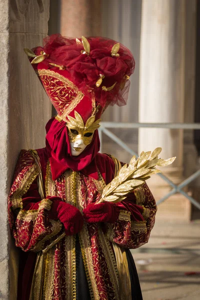 Венеция - 6 февраля 2016 г.: красочная карнавальная маска по улицам Венеции — стоковое фото