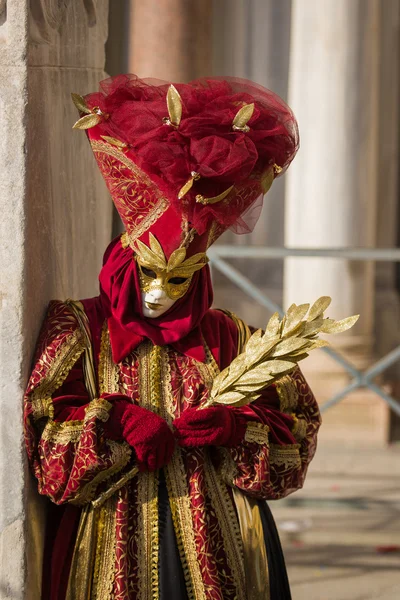 Veneza - 6 de fevereiro de 2016: máscara de carnaval colorida pelas ruas de Veneza — Fotografia de Stock