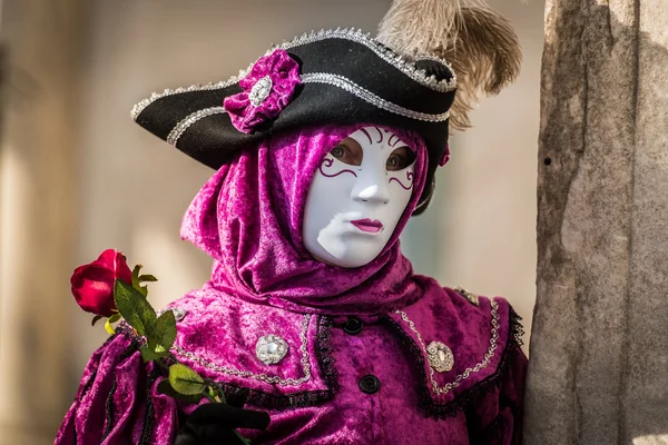 Venecia - 6 de febrero de 2016: Colorida máscara de carnaval por las calles de Venecia — Foto de Stock