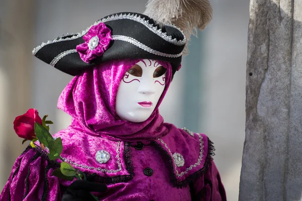 Venise - 6 février 2016 : Masque de carnaval coloré dans les rues de Venise — Photo