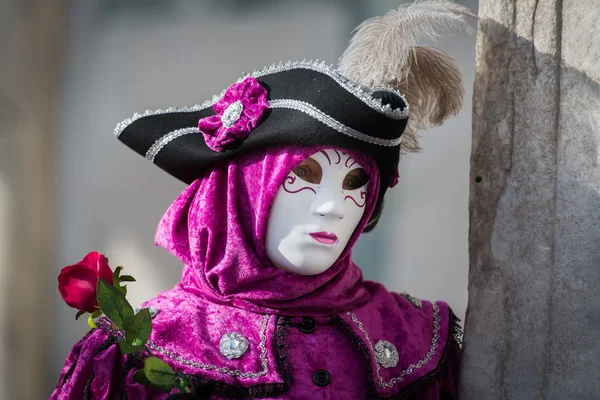 Benátky - 6 února 2016: Barevné karnevalovou masku v ulicích Benátky — Stock fotografie