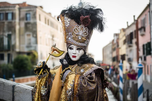 Venezia - 6 febbraio 2016: Colorata maschera di carnevale per le vie di Venezia — Foto Stock