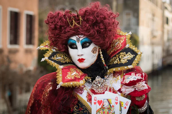 Venezia - 6 febbraio 2016: Colorata maschera di carnevale per le vie di Venezia — Foto Stock