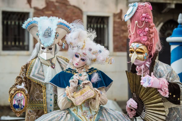 Venise - 6 février 2016 : Masque de carnaval coloré dans les rues de Venise — Photo