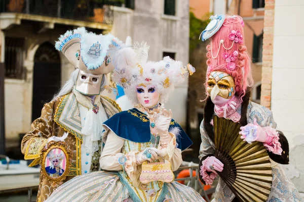 Venezia - 6 febbraio 2016: Colorata maschera di carnevale per le vie di Venezia — Foto Stock