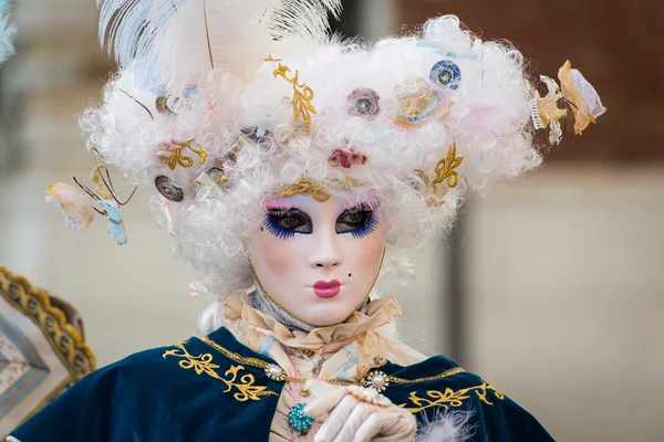 Venise - 6 février 2016 : Masque de carnaval coloré dans les rues de Venise — Photo