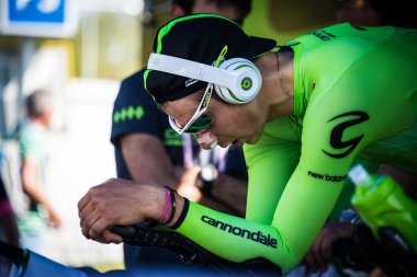 Apeldoorn, Hollanda 6 Mayıs 2016; Davide Formolo silindirler üzerinde ısınıyor