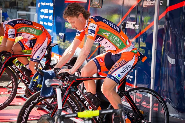 Apeldoorn, Países Bajos 6 de mayo de 2016; Davide Formolo se está calentando en los rodillos — Foto de Stock