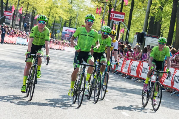Nijmegen, Países Bajos mayo 7, 2016; Rigoberto Uran y sus seguidores después de terminar el sprint — Foto de Stock