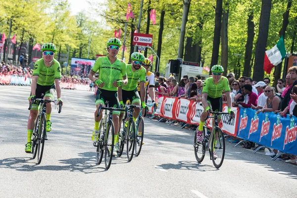 Nijmegen, Países Bajos mayo 7, 2016; Rigoberto Uran y sus seguidores después de terminar el sprint — Foto de Stock