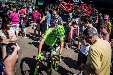 Nijmegen, Hollanda 8 Mayıs 2016; Davide Formolo profesyonel bisikletçi başlamadan önce hayranları yla buluşuyor