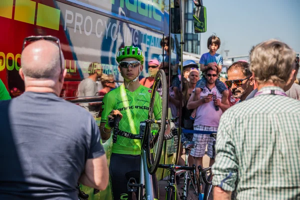 Nijmegen, Hollanda 8 Mayıs 2016; Davide Formolo profesyonel bisikletçi başlamadan önce konsantre — Stok fotoğraf