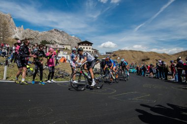 Gardena, İtalya 21 Mayıs 2016; Passo Gardena çok zor tırmanış sırasında Profesyonel bisikletçiler Grup