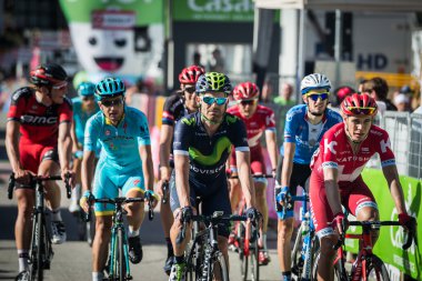 Corvara, İtalya 21 Mayıs 2016; Profesyonel bisikletçiler bitiş çizgisine Corvara in geçmek.