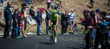 Corvara, İtalya 21 Mayıs 2016; Profesyonel bisikletçi sahnenin bitiş çizgisini geçmek. 