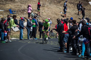 Corvara, İtalya 21 Mayıs 2016; Profesyonel bisikletçi sahnenin bitiş çizgisini geçmek. 
