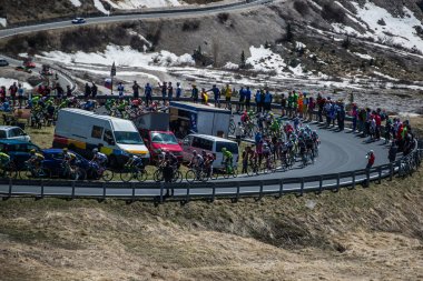 Gardena, İtalya 21 Mayıs 2016; Passo Gardena çok zor tırmanış sırasında Profesyonel bisikletçiler Grup