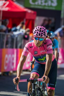 Corvara, İtalya 21 Mayıs 2016; Andrey Amador, profesyonel bisikletçi, bitiş çizgisini geçti ve İtalya 2016 Tur kraliçesi aşamasında pembe mayokaybetti